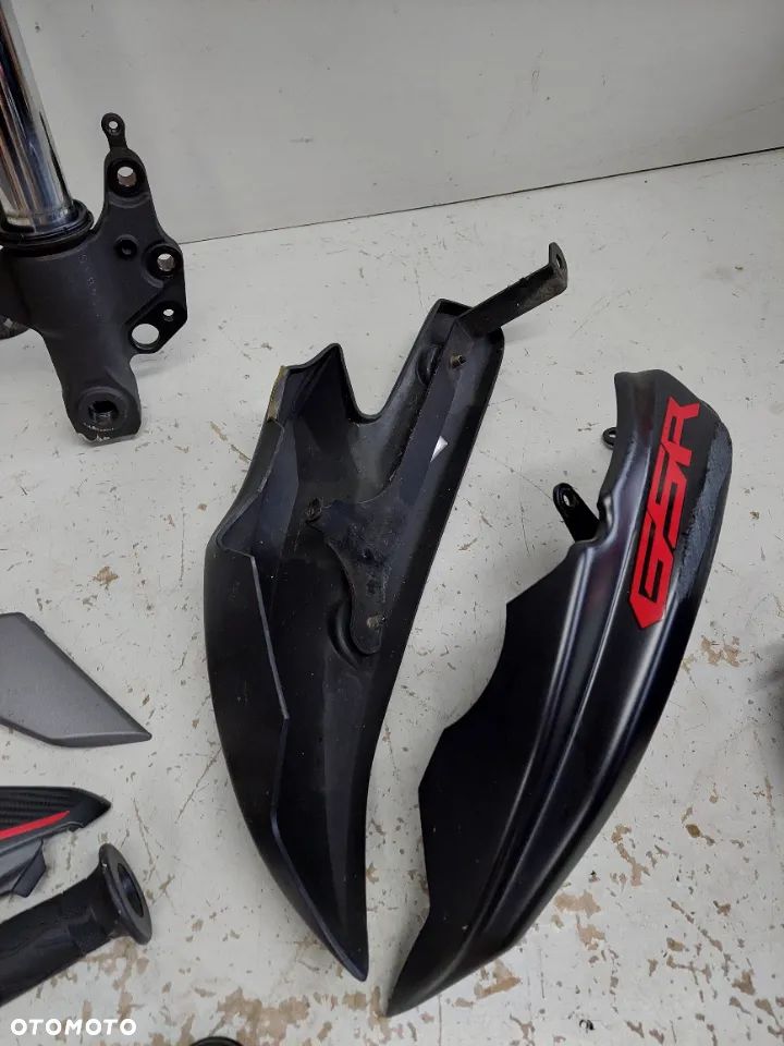 Suzuki GSR 750 owiewka pług laga oś dekiel - 3