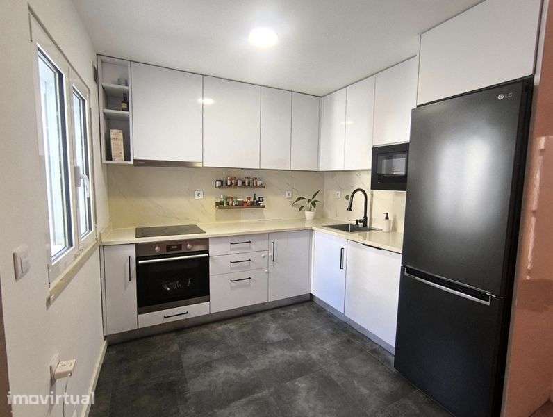 Prédio 3 apartamentos logradouro e piscina - Grande imagem: 5/12