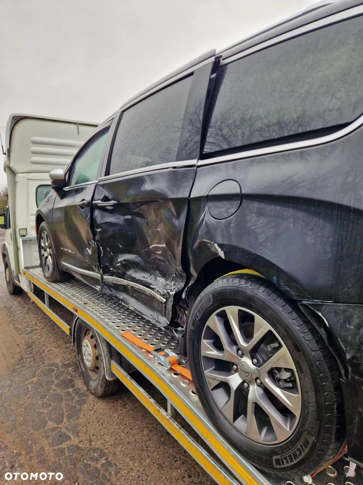 Chrysler Pacifica - 5