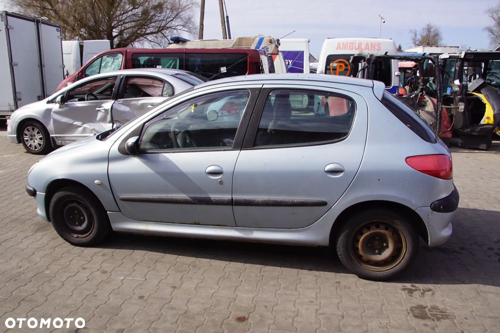 Auto na części - Peugeot 206 1.1 60 KM HFX 20CP08 EYL 2002R Silnik Skrzynia Drzwi Błotnik Klapa Zderzak Lampa Lusterko Klamka Szyba Deska Kokpit Sterownik Moduł Czujnik Licznik Panel Kierownica - 8