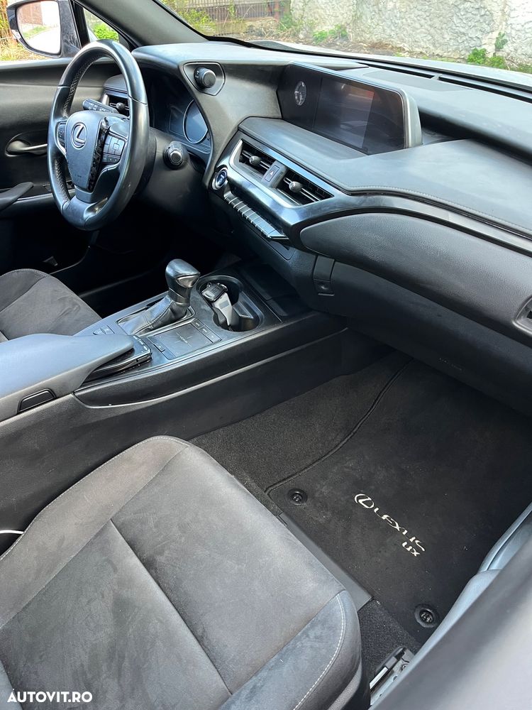 Lexus UX 250h (E-FOUR) Business Edition - 8