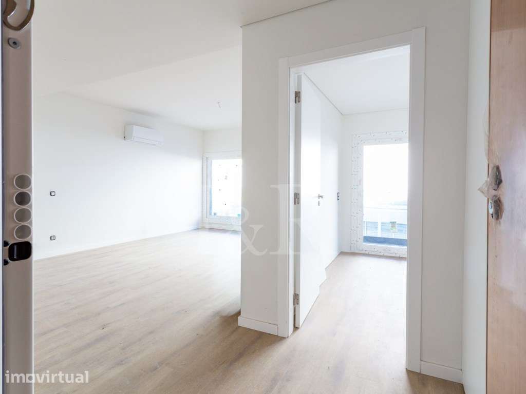 Apartamento T2 com varanda e estacionamento em Cacilhas, Almada - Grande imagem: 2/24