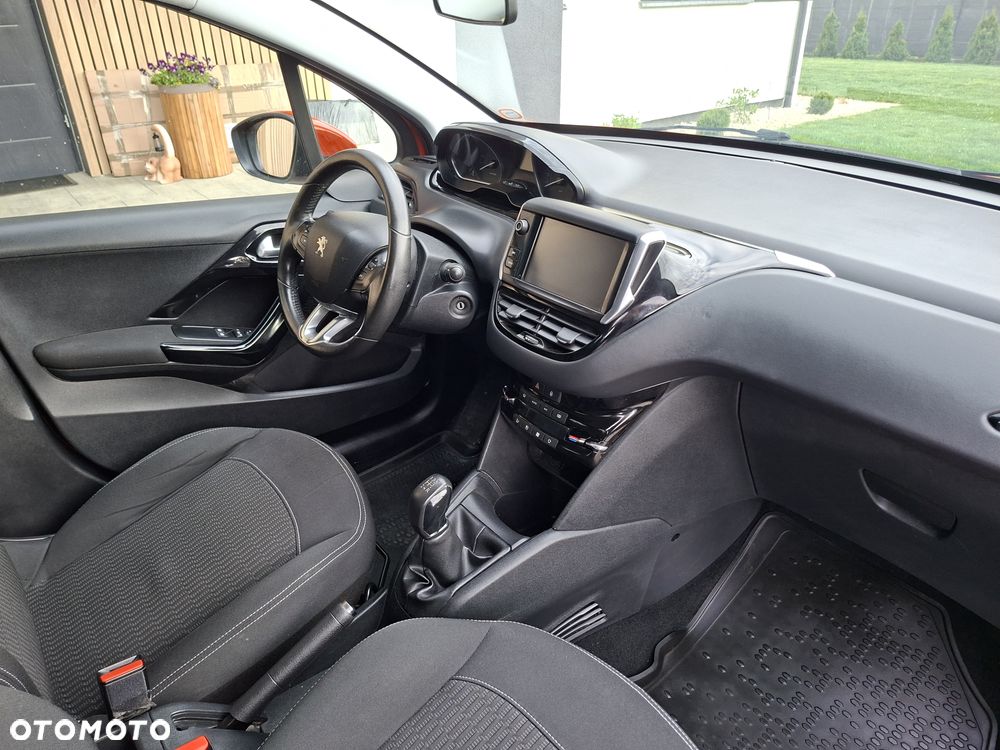 Peugeot 208 - 8