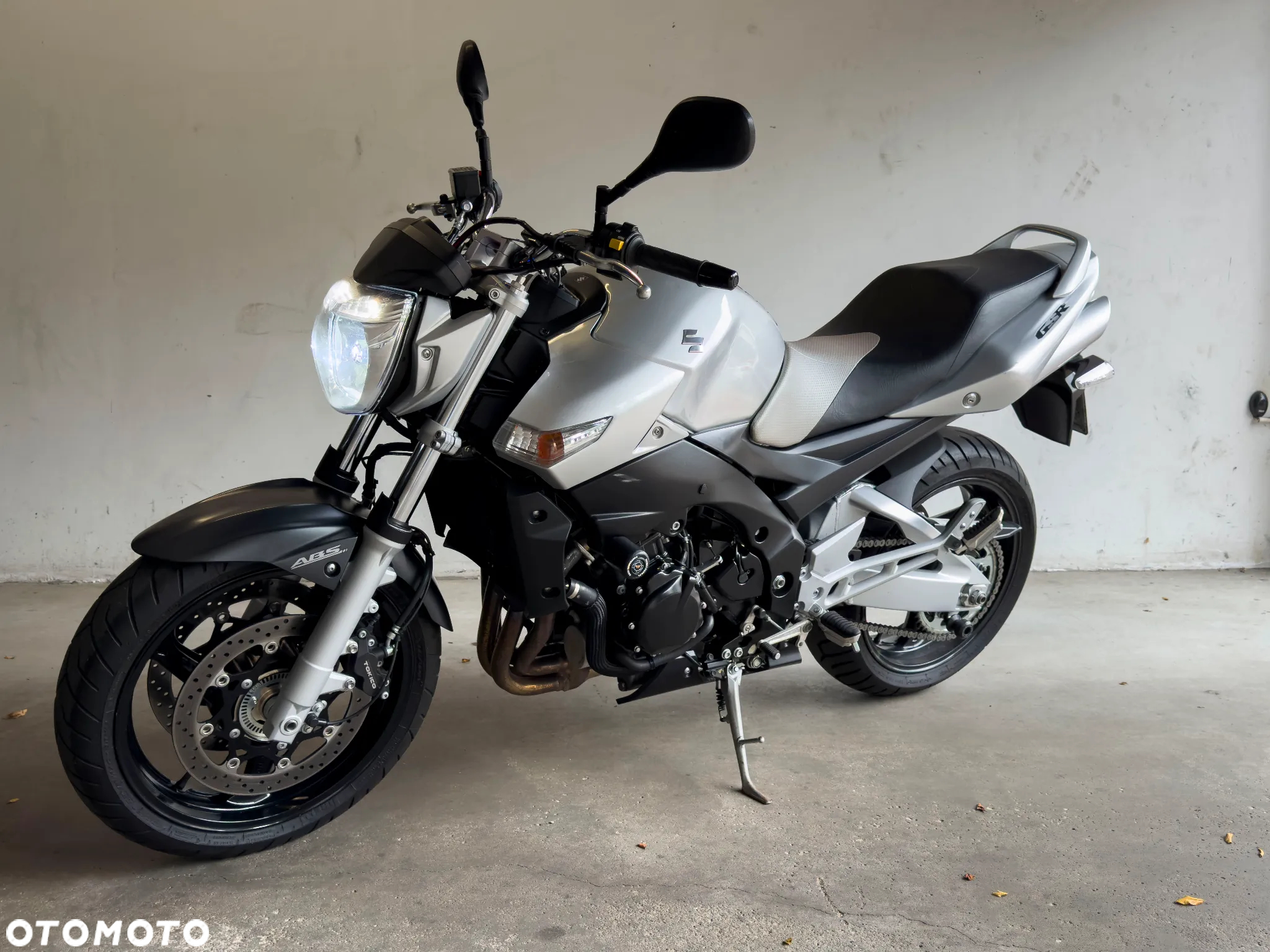 Suzuki GSR - 6