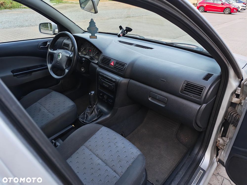 Skoda Octavia 1.6 Ambiente - 14