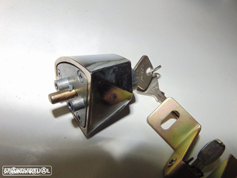Fiat 850 - fecho completo da tampa do motor - 3