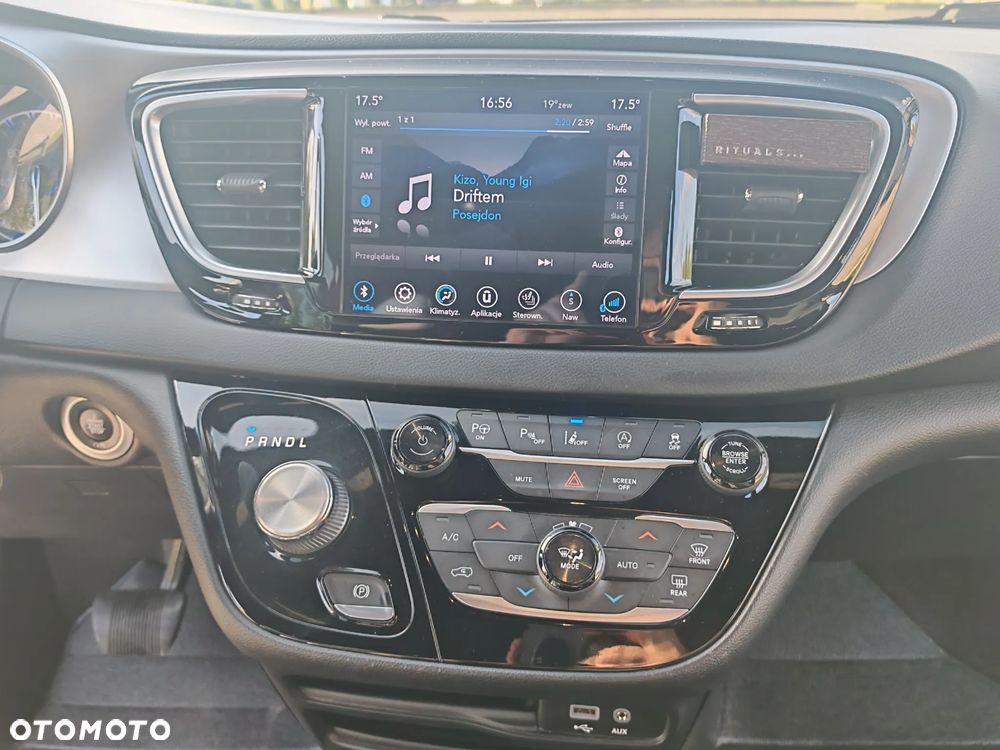 Chrysler Pacifica - 17