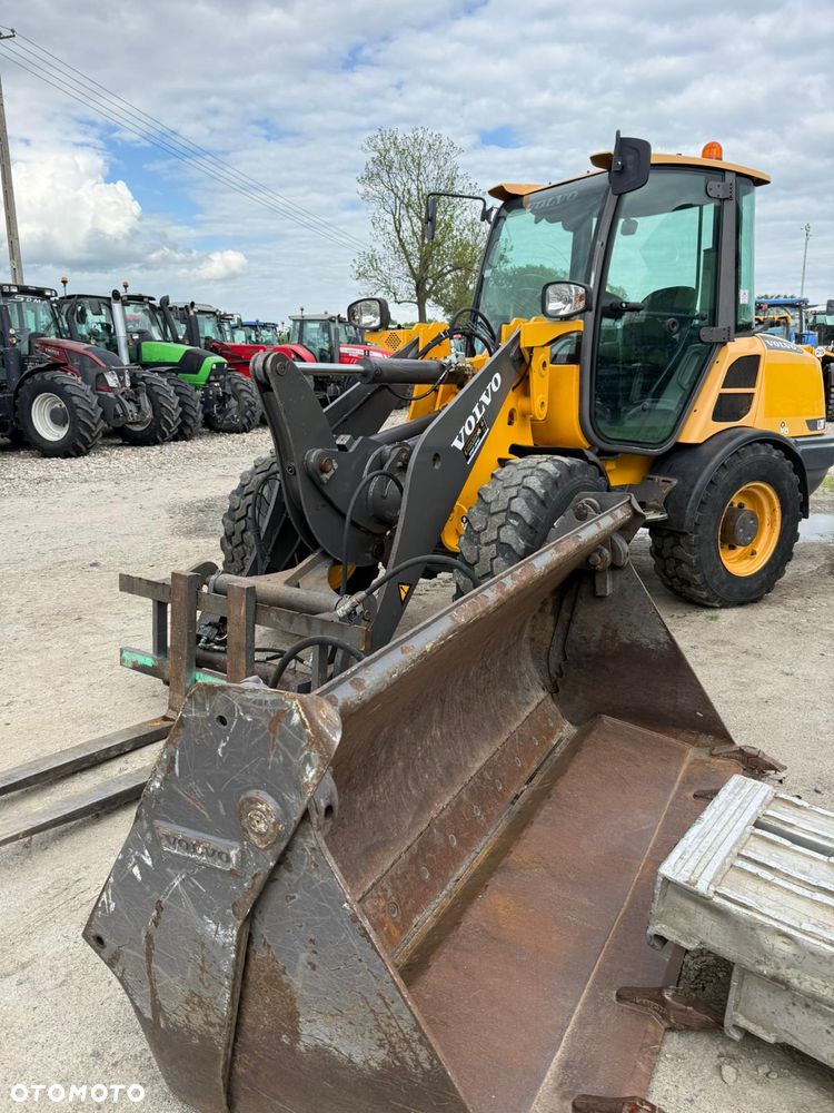 Volvo L 28 F   30  JCB - 19