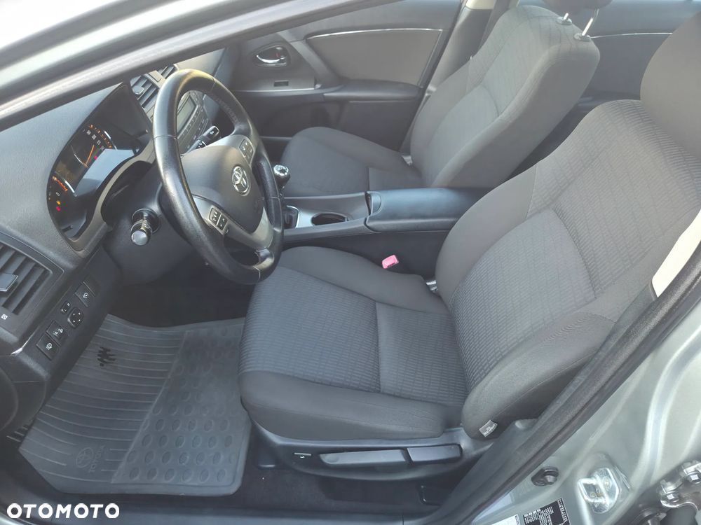 Toyota Avensis 1.8 Active - 12