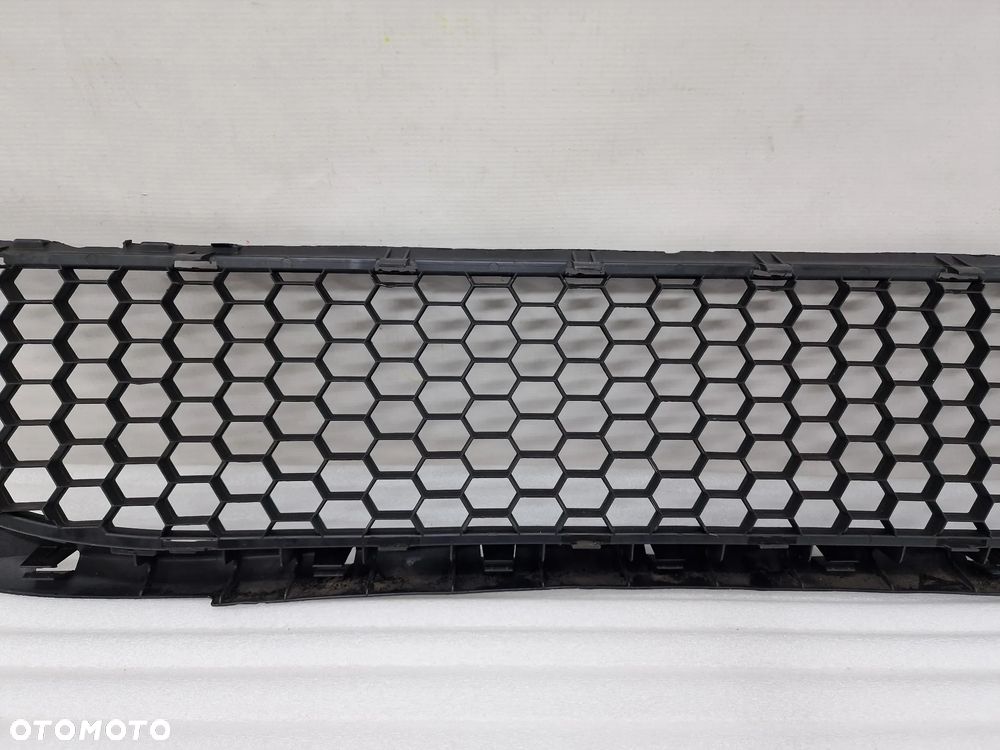 DACIA LOGAN I LIFT 09- KRATKA ŚRODKOWA ZDERZAKA PRZEDNIEGO , NR 8200752803 , NR AUKCJI K343 - 8