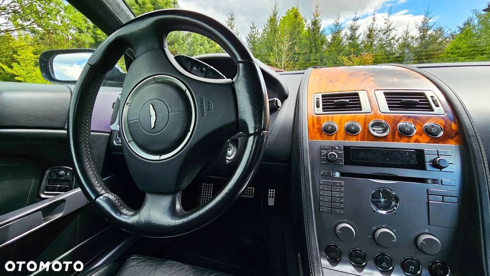Aston Martin DB9 Standard - 16