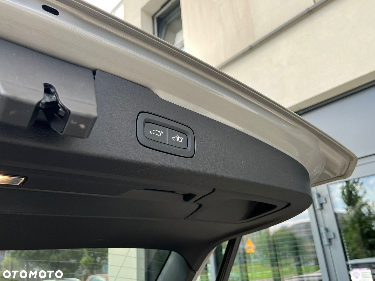Volvo V60 B4 B DKG Plus Dark - 16