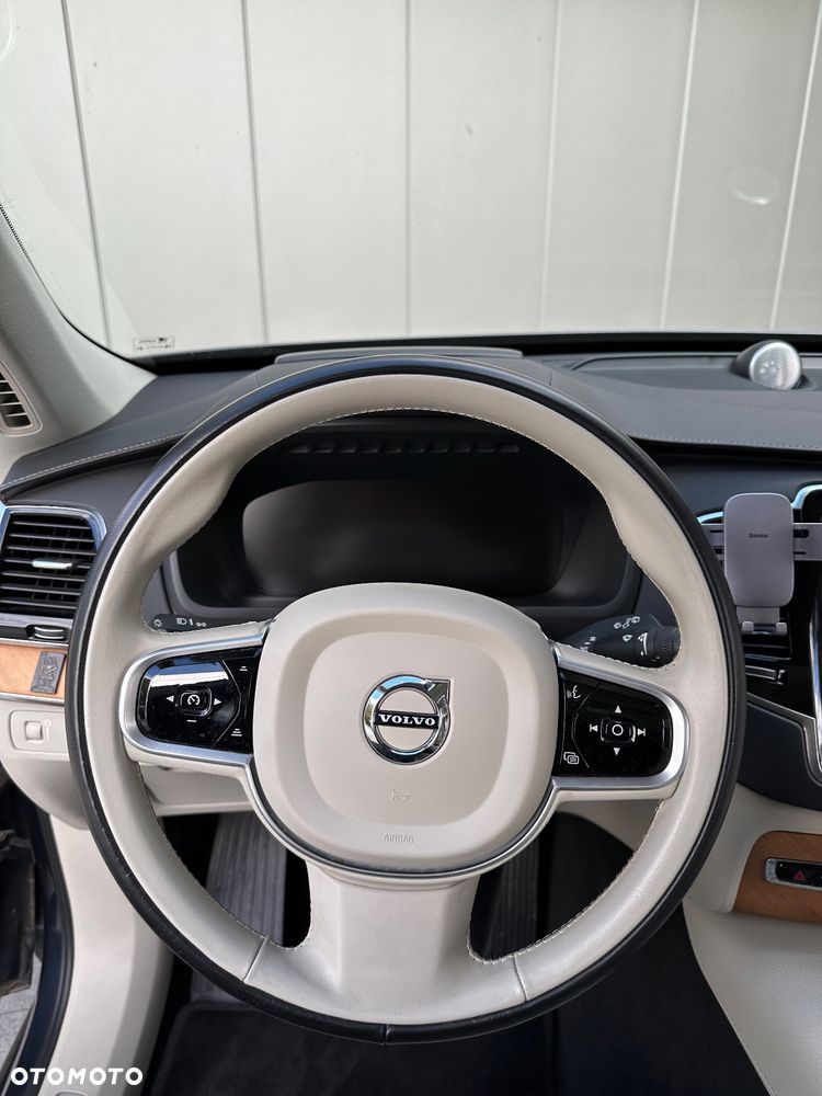Volvo XC 90 - 9
