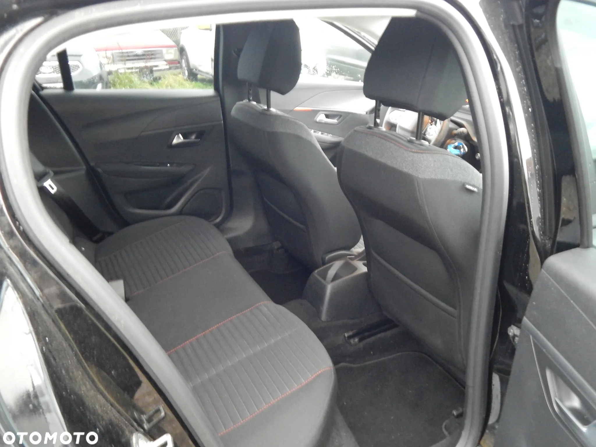 Peugeot 208 - 12