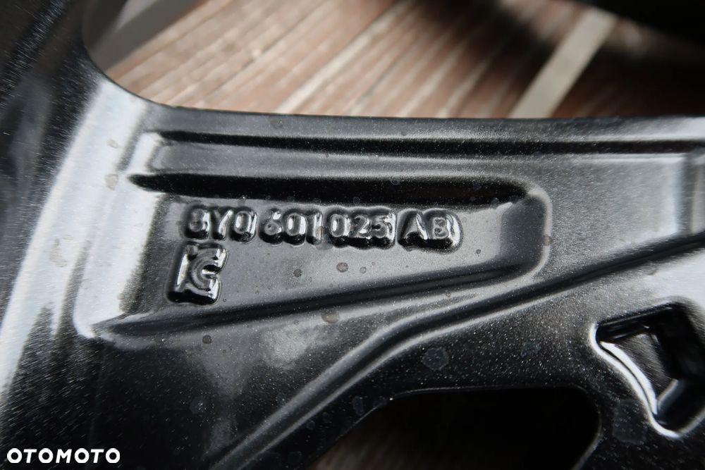 AD16 Felga Audi A3 8y0601025AB 7,5x18et42 - 4