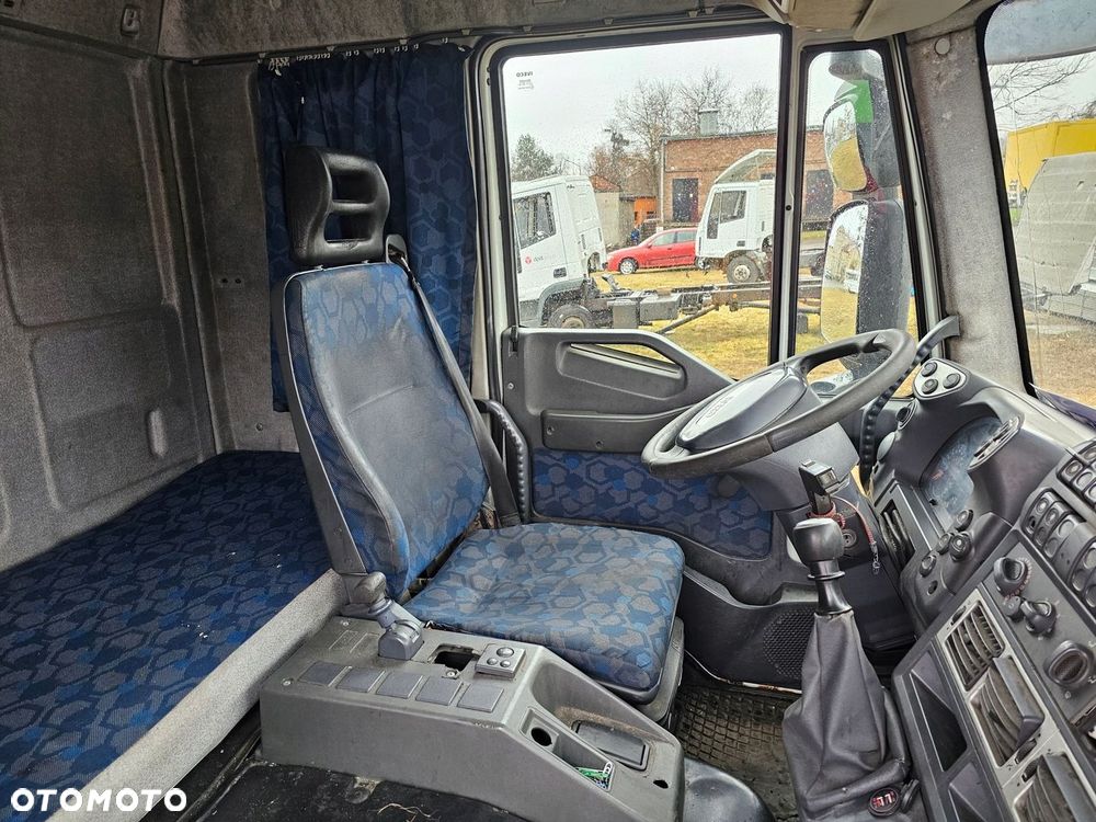 KABINA SYPIALNA KOKPIT KONSOLA WNĘTRZE IVECO EUROCARGO 2008 rok - 12