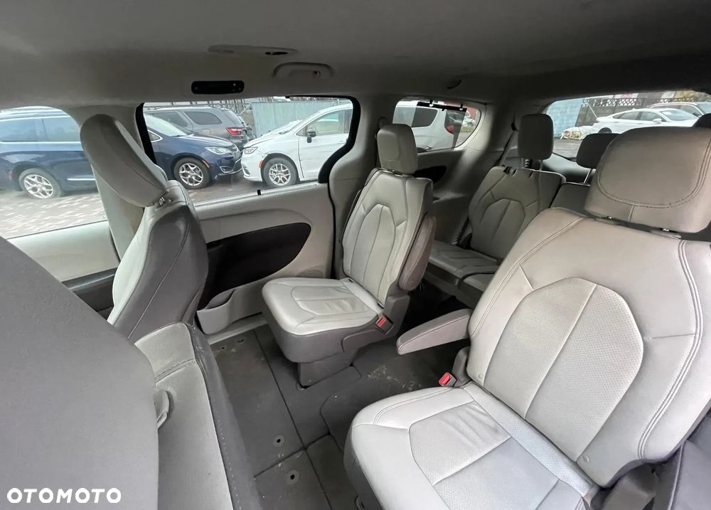 Chrysler Pacifica - 11