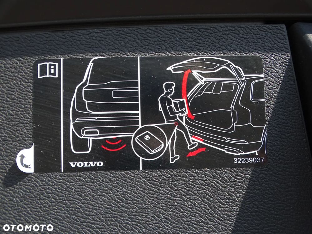 Volvo XC 60 T8 Twin Engine AWD Geartronic Momentum - 28