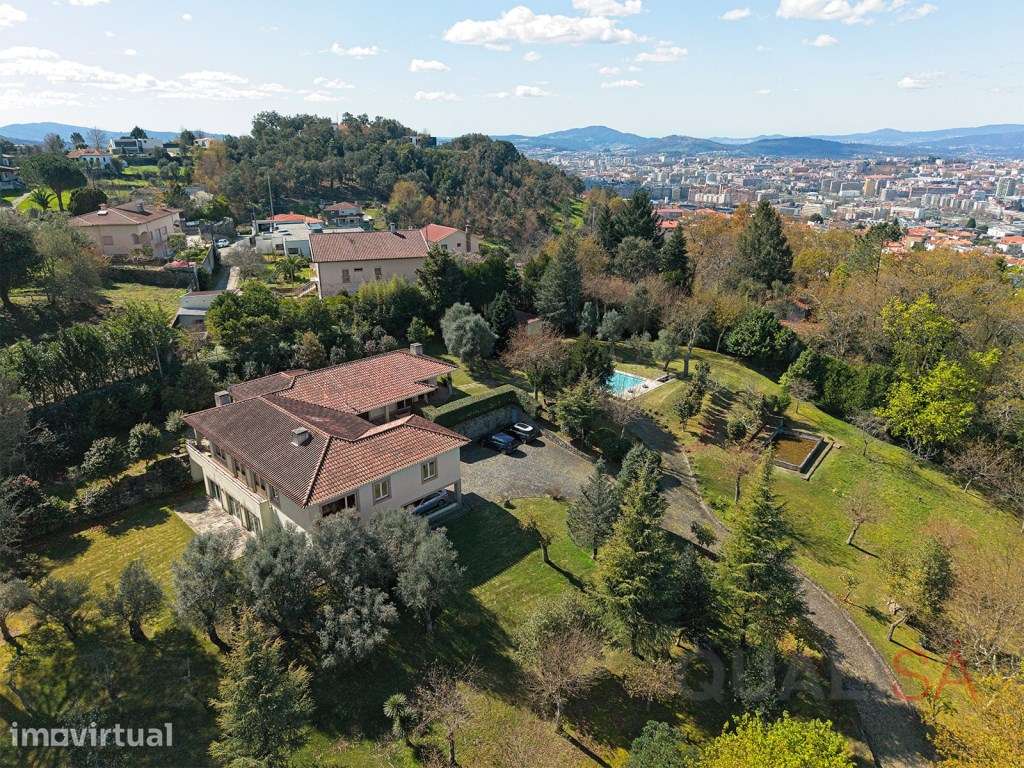 Quinta com moradia e piscina, com área total de 13.655m2 localizada... - Grande imagem: 2/49