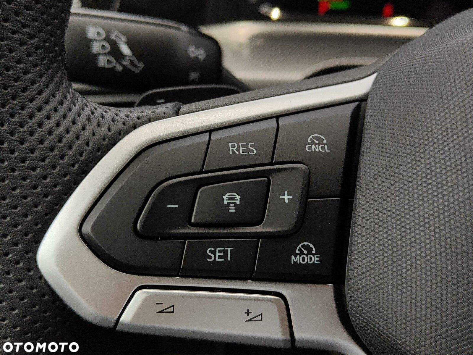 Volkswagen Golf VIII 1.5 eTSI mHEV R-Line Plus DSG - 23