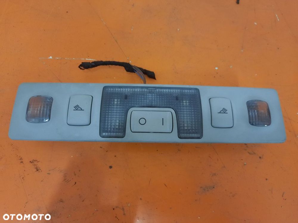 AUDI A6 C5 97-01 OŚWIETLENIE KABINY LAMPLA PRZEDNIA PRZÓD  4B0947111