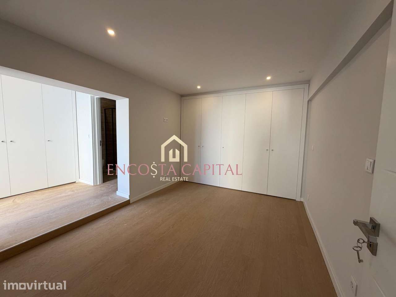 Apartamento T1 totalmente remodelado com piscina e logradouro privado - Grande imagem: 2/23