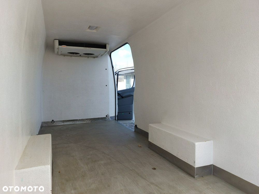 Mercedes-Benz Sprinter - 13