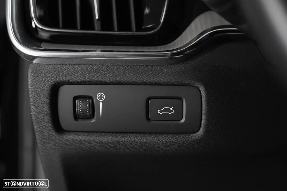 Volvo V60 2.0 B4 Momentum Geartronic - 36