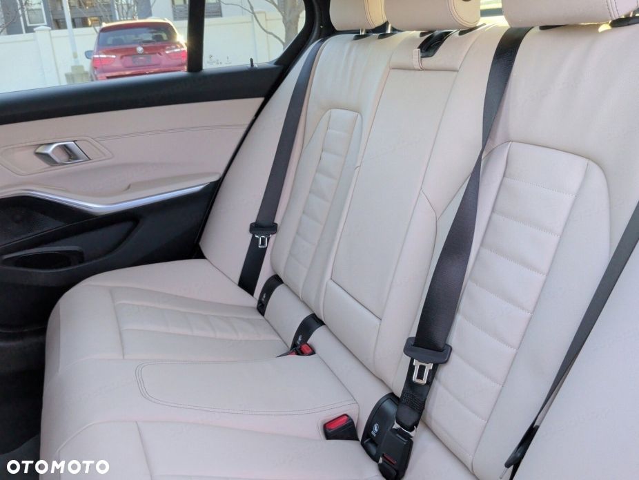 BMW Seria 3 320i xDrive M Sport - 13
