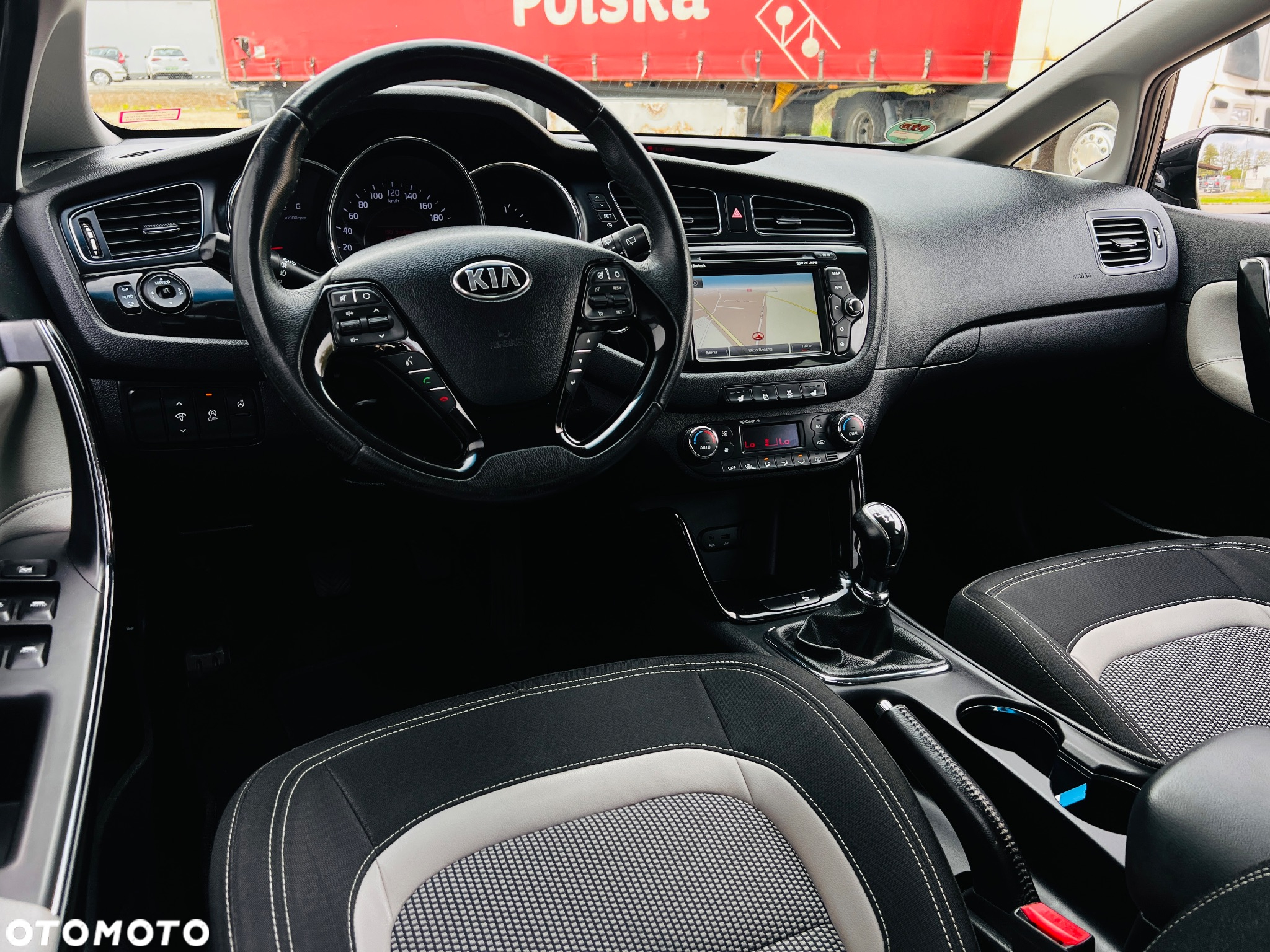 Kia Ceed 1.6 CRDi 128 ISG SW Platinum Edition - 12