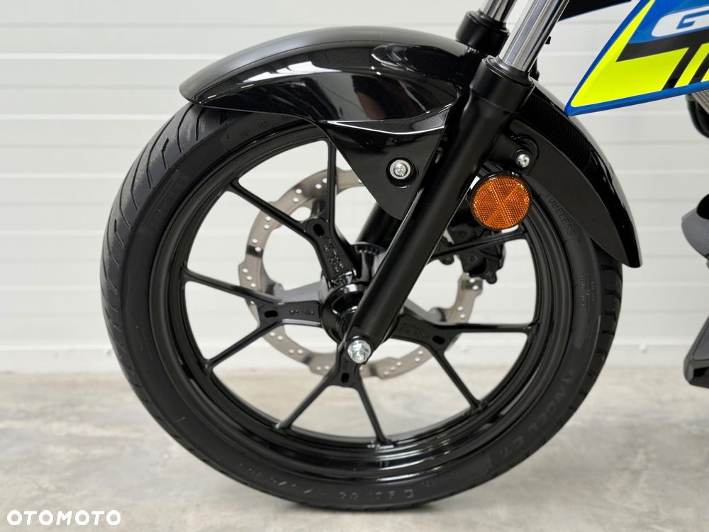 Suzuki GSX - 23
