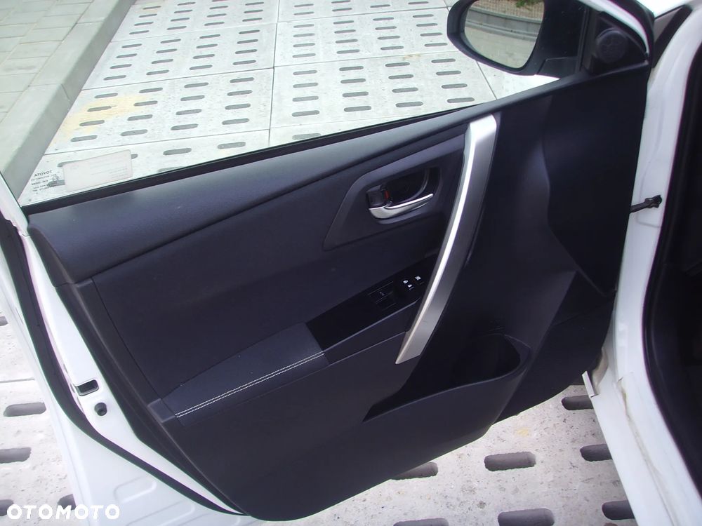 Toyota Auris ver-1-8-hsd-luna - 6