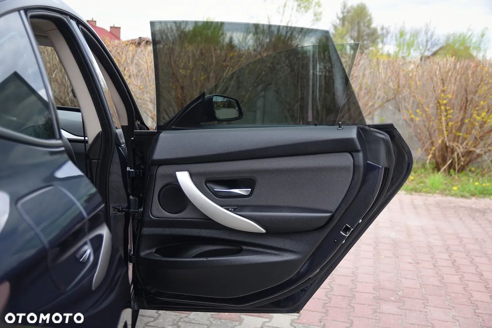 BMW Seria 3 320i xDrive Edition M Sport Shadow - 25