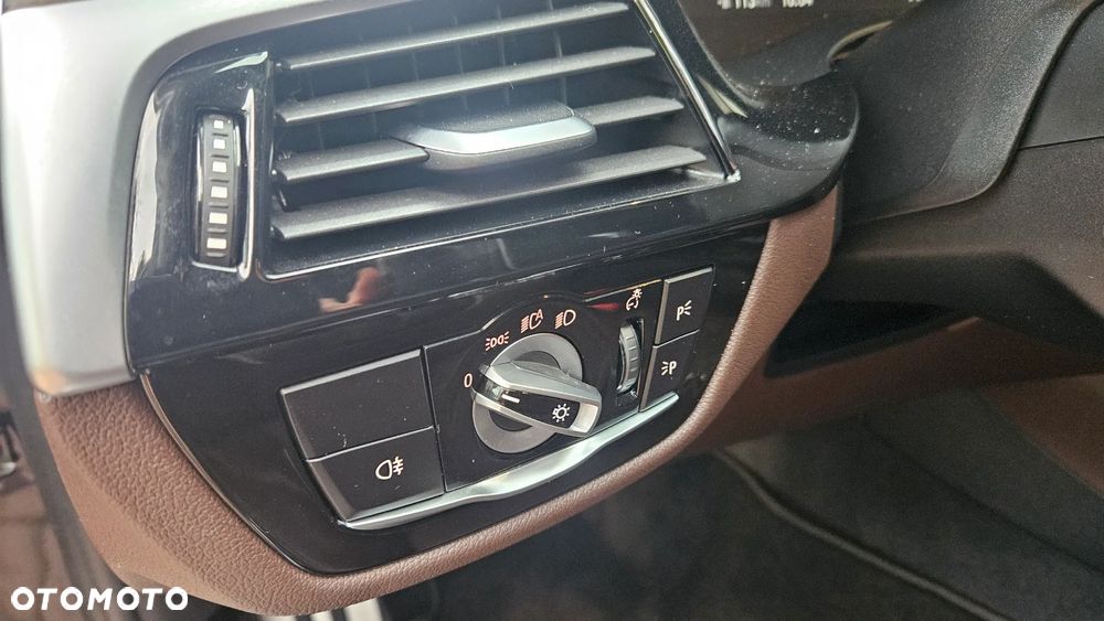 BMW Seria 5 M550i xDrive - 33
