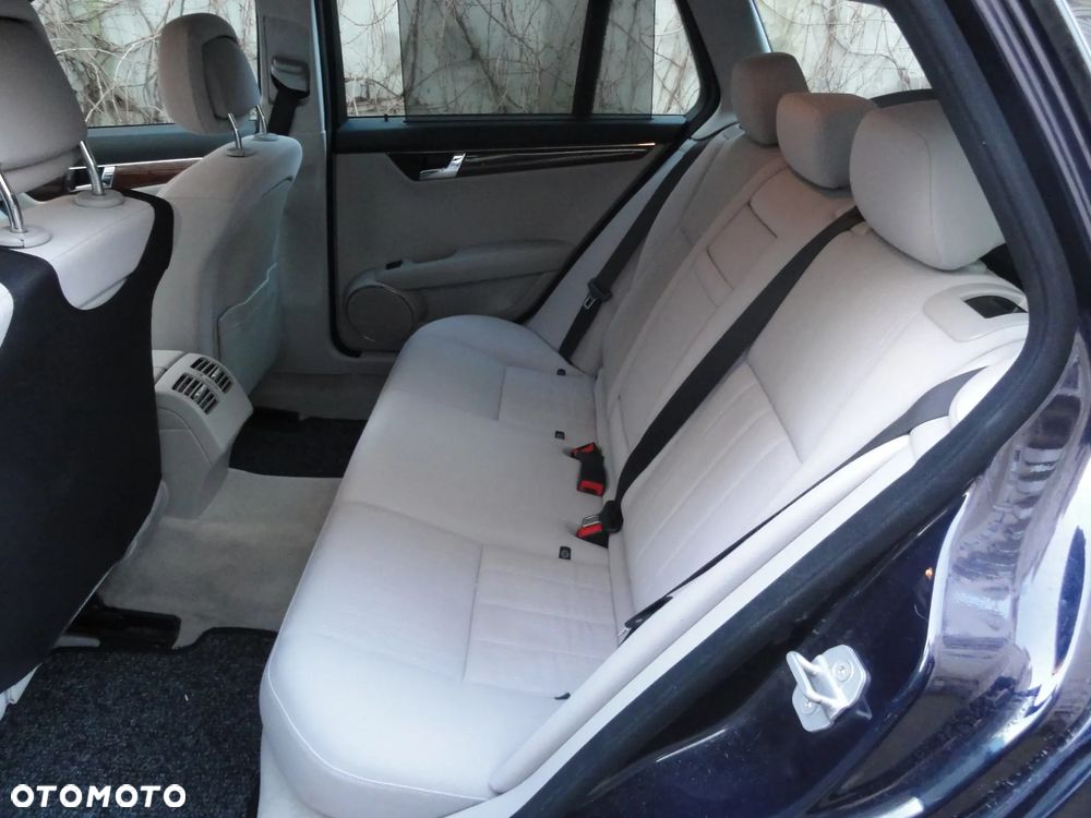 Mercedes-Benz Klasa C 180 CGI BlueEff Elegance - 9