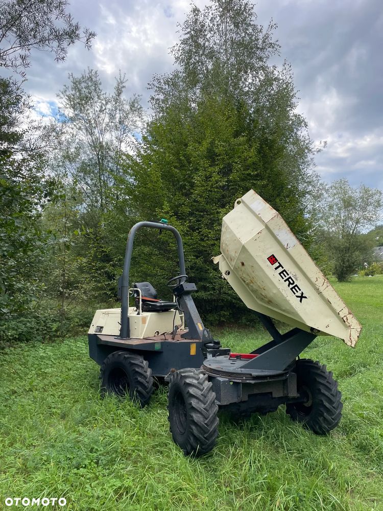 Terex DS030S Benford 3 tony OBROTOWE. Wozidło Budowlane-Rolnicze. Wózek z Obrotową Kolebą. 3 tony ładowność. 4x4. Mocny Silnik 4 cylindry Kubota 50km. 2600 mtg. Jazda 3 prędkości. Maszyna jak Nowa z Norweskiego Gospodarstwa! Ani deka luzów i wycieków! Pełny Oryginał. Hamulce brzytwa. Serwisy w DEKRA. Maszyna Woziła lekkie ładunki. Praktycznie zerowe zużycie. Wielka Okazja. Wszystko w pełnym Oryginale. Opony Oryginał w bardzo dobrym stanie! Potężna moc! - 23
