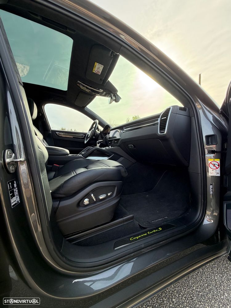 Porsche Cayenne Coupé Turbo S E-Hybrid Tiptronic S - 35