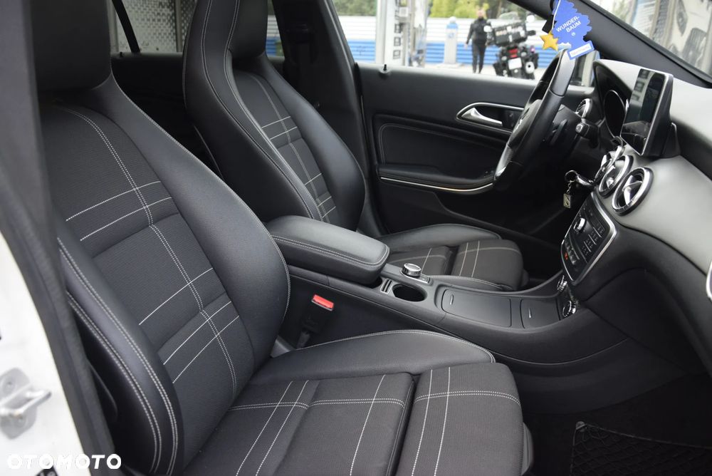 Mercedes-Benz CLA 250 7G-DCT - 20