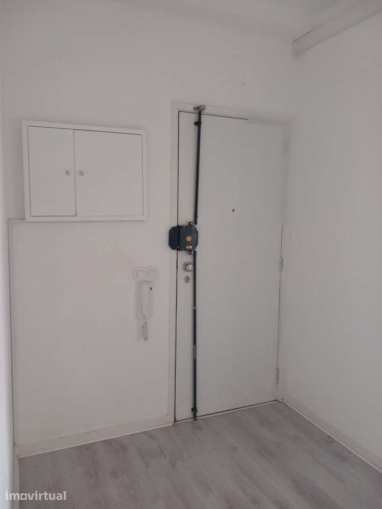 ALUGO T2 - RUA BRASIL -COIMBRA - Grande imagem: 2/8