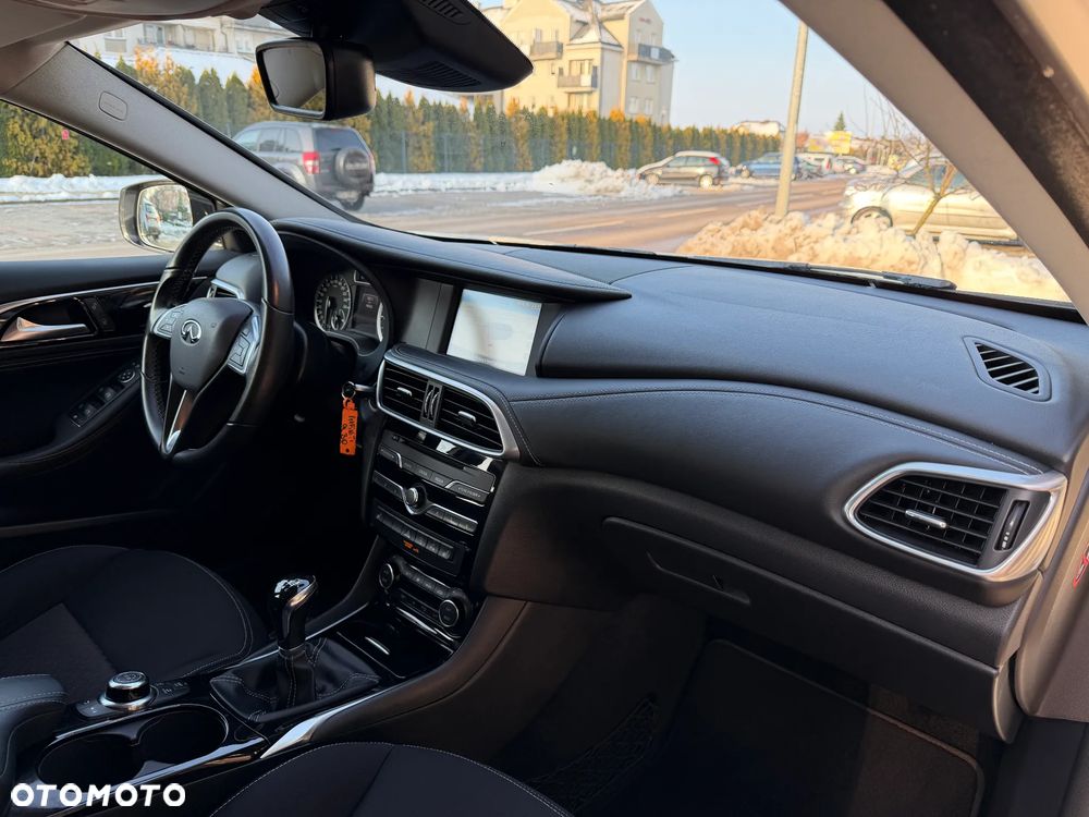 Infiniti Q30 1.5d Premium Tech Gallery White - 12