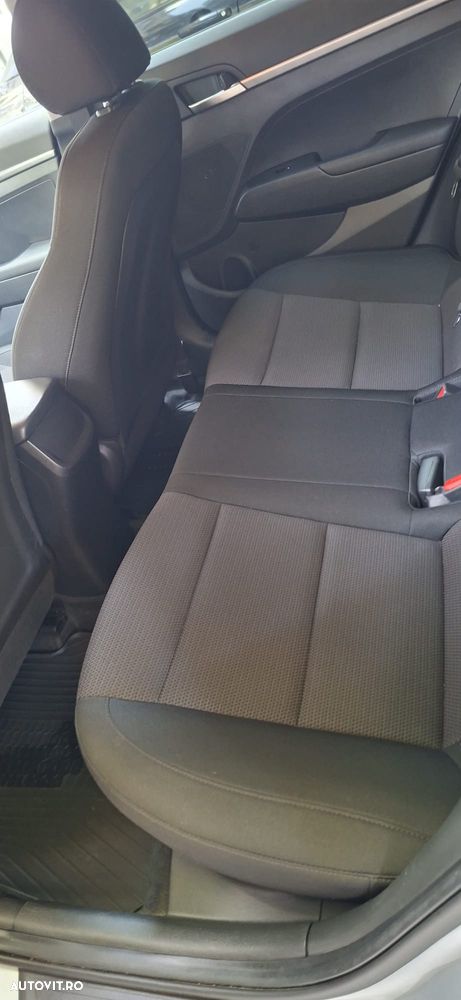 Hyundai Elantra 1.6 MPi Comfort - 8