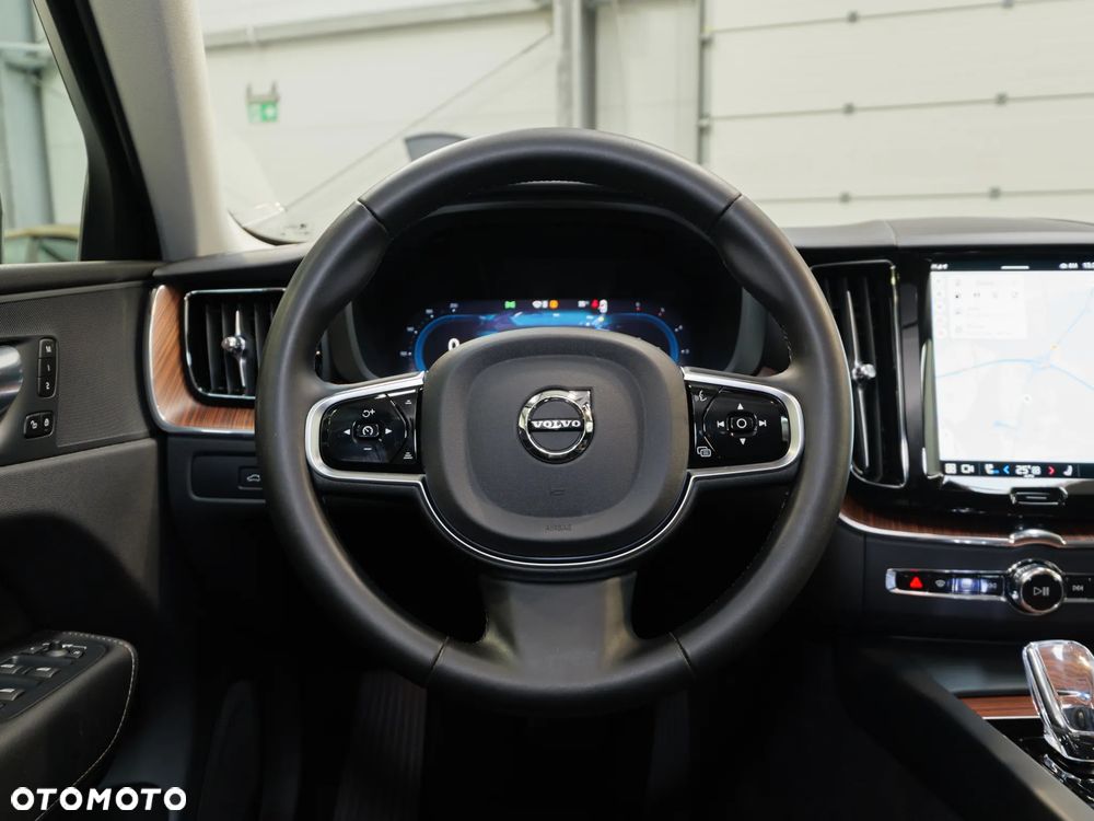 Volvo XC 60 B4 D AWD Plus Dark - 23