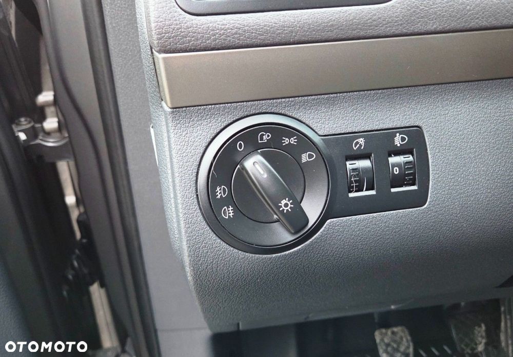 Volkswagen Touran - 12