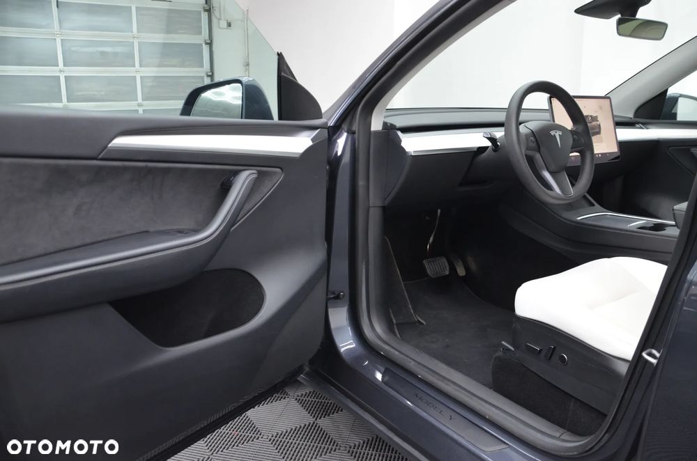 Tesla Model Y Long Range Dual Motor AWD - 9