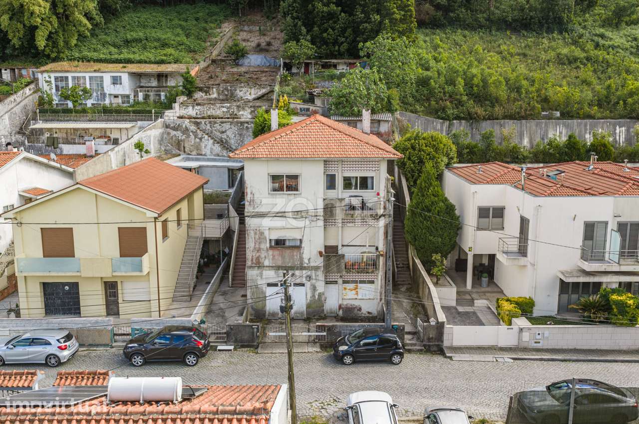 Prédio para Investimento com 4 Habitações e Armazém em Gaia