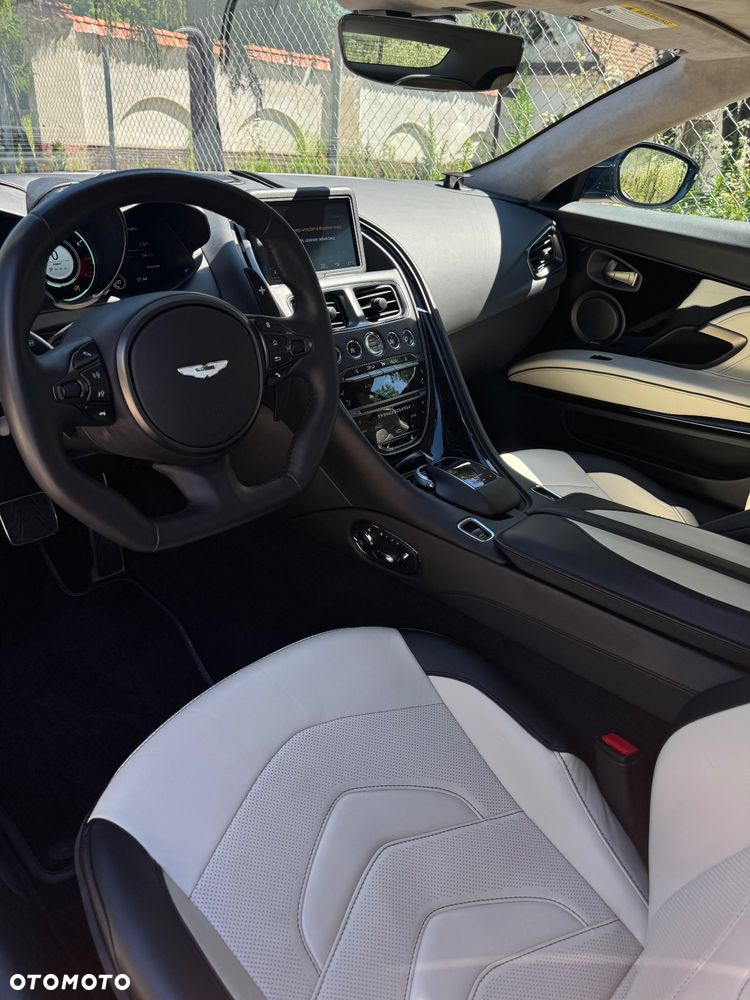 Aston Martin DBS Superleggera - 11