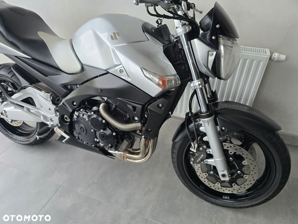 Suzuki GSR - 28