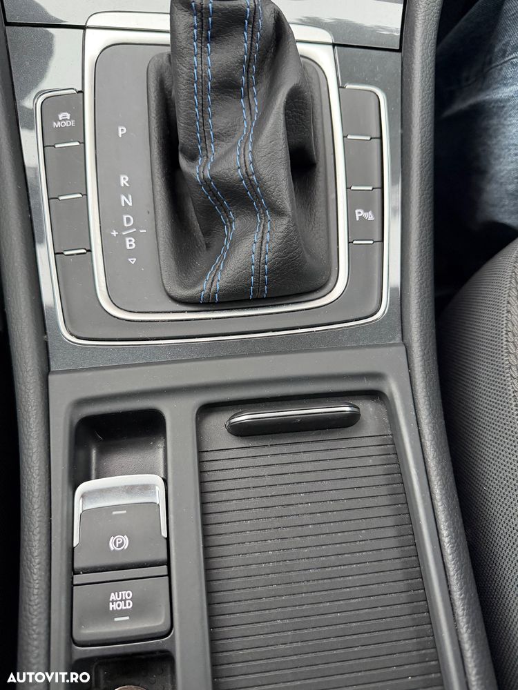 Volkswagen e-Golf - 12