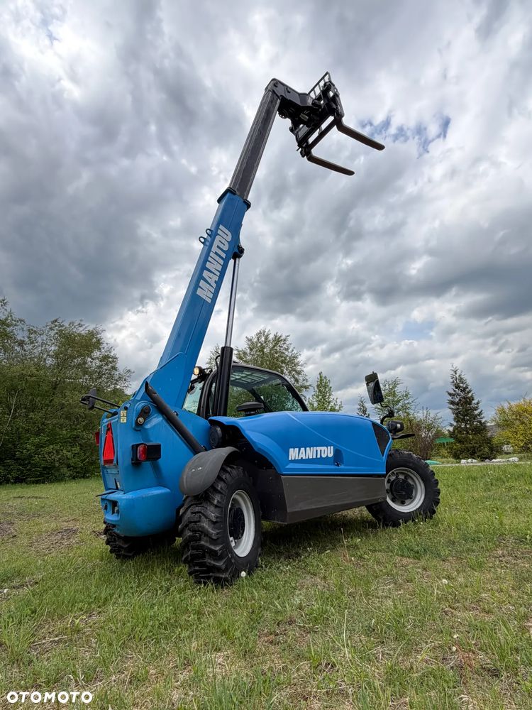 Manitou MT625H. Wersja COMFORT lepsza od Easy!! Ładowarka Teleskopowa 6 metrów Wysuw. Udźwig 2,5tony. Jak Nowa z Salonu. Pochodzi z Gospodarstwa Norweskiego! 2017rok. przebieg tylko 3200mtg. Silnik Kubota 4cyl. Mocny 80 Km. ZERO ZUŻYCIA ORYGINAŁ. Bez luzów i wycieków. Aktualna DEKRA BMWT. Mała Gabarytowo a Bardzo wydajna maszyna. Opony Nowe! Szybka wolna jazda. 3tryby skrętu! Zadbany sprzęt. Okazja - 27