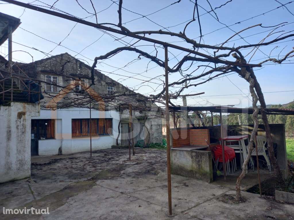 Prédio composto de casa de pedra com 2 pavimentos - Grande imagem: 4/27